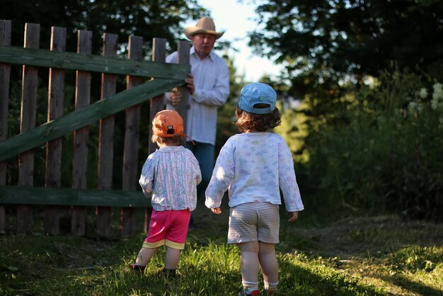 Due bambini camminano nonno