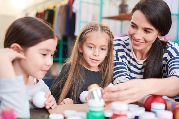 Due bambini che fanno le decorazioni di natale