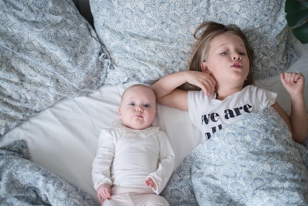 due bambini che giocano a letto