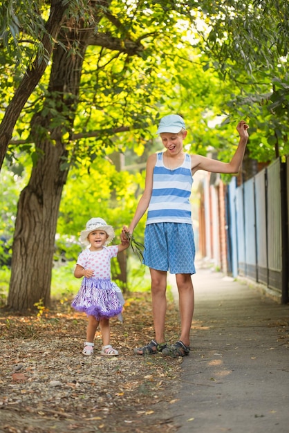 Due bambini che giocano nel parco