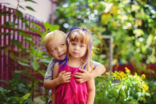 Due bambini divertenti nel giardino verde