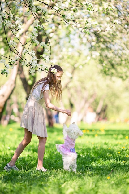 Due bambini piccoli al picnic nel parco