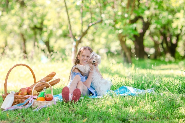 Due bambini piccoli picnic nel parco