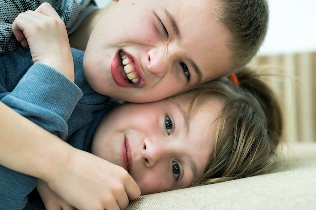 Due bambini ragazzo e ragazza che scherzano divertendosi insieme. Concetto di infanzia felice.