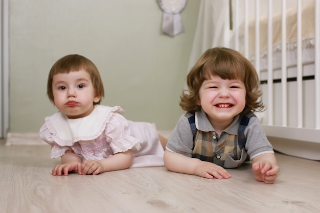 Due bambini sdraiati sul pavimento