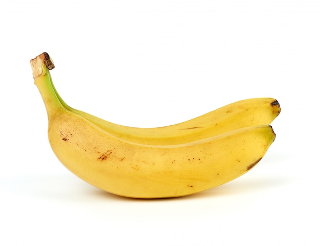 Due banane gialle mature in una buccia su bianco