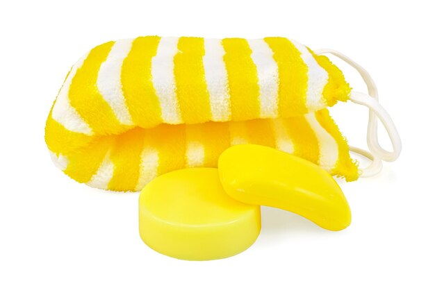 Due barre di sapone giallo, panno con strisce gialle e bianche isolate su sfondo bianco