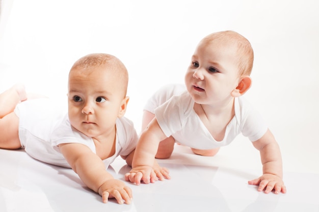 Due bei bambini isolati sul bianco