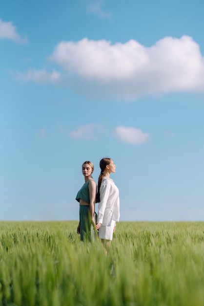 Due Bella donna nel campo verde Natura vacanza relax e stile di vita Paesaggio estivo