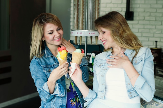 Due Bella giovane donna che mangia un gelato italiano