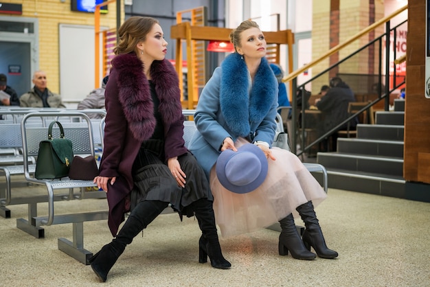 Due belle donne alla stazione aspettando il treno