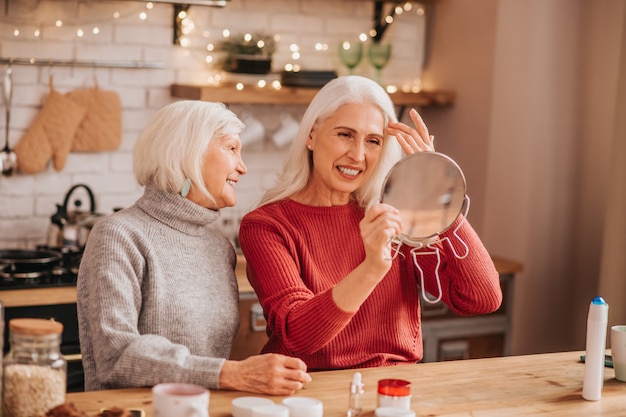 Due belle donne anziane che sembrano felici e gioiose