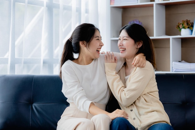 Due belle donne asiatiche in una relazione omosessuale coppia gay omosessuale che sostengono l'indipendenza sessuale e l'orgoglio per LGBTQ Lgbt e relazioni amorose Sostenitori della comunità LGBT