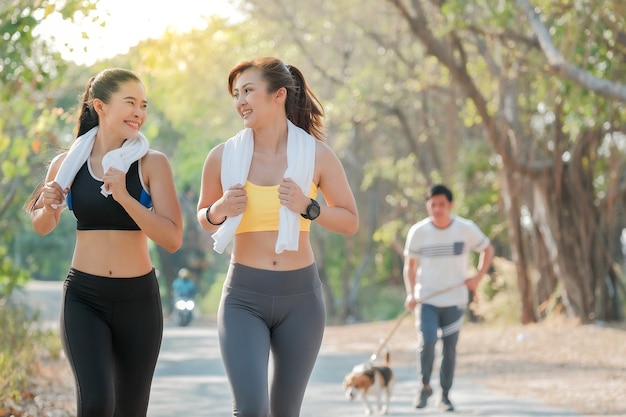 Due belle e attraenti ragazze fitness fanno jogging nel parco in una mattina di sole