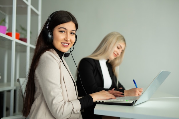 due belle giovani donne in ufficio con un computer portatile