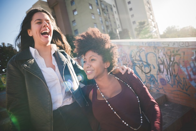 due belle giovani donne multietniche divertendosi