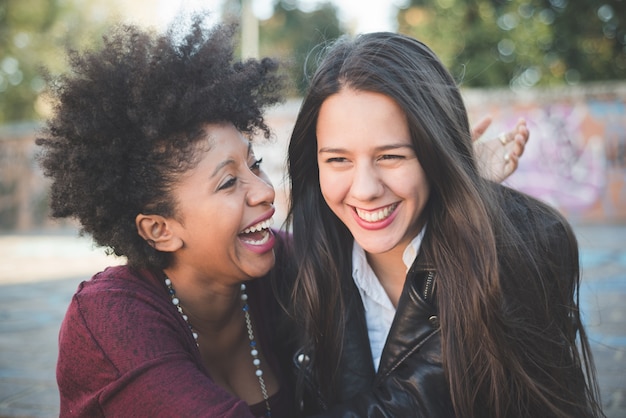 due belle giovani donne multietniche divertendosi