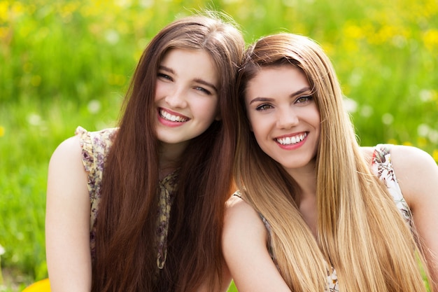 Due belle giovani donne su un picnic