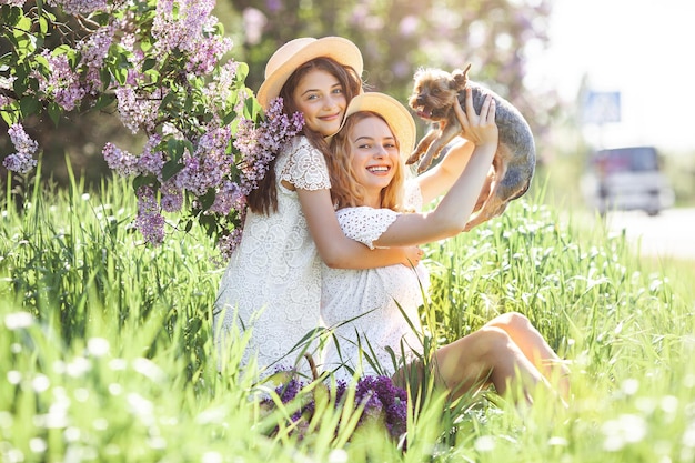 Due belle ragazze con il loro cane