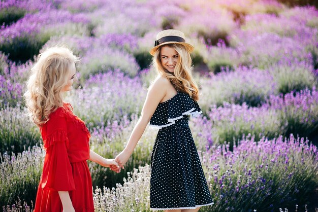 Due belle ragazze in lavanda