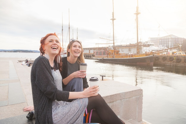 Due belle ragazze nordiche godendo la vita al porto di Oslo