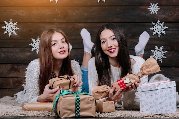 Due belle ragazze si trovano sul pavimento