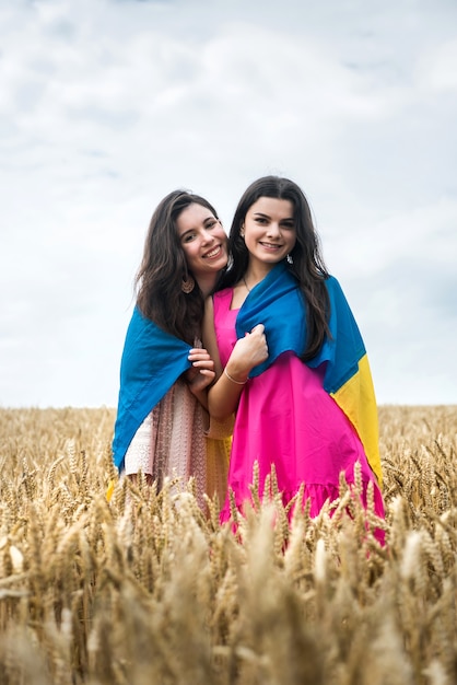 Due belle sorelle godono della libertà nel campo di grano, giorno d'estate