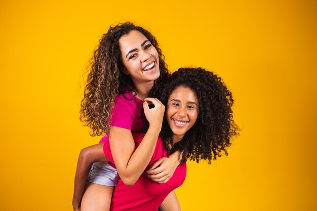 Due bellissimi amici afro abbracciati, concetto di migliori amiche e sorelle.