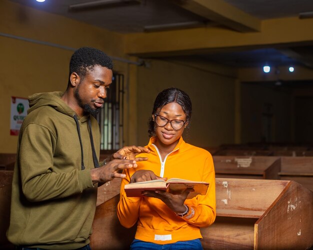 due bellissimi giovani africani uomo e donna al tavolo con i libri