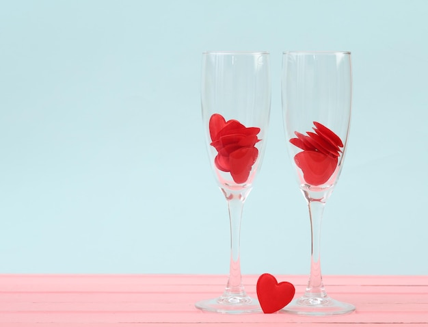 Due bicchieri con cuori su uno sfondo pastello San Valentino 14 febbraio