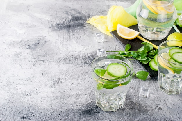 Due bicchieri con detox organico fresco di cetriolo, limone e acqua di menta