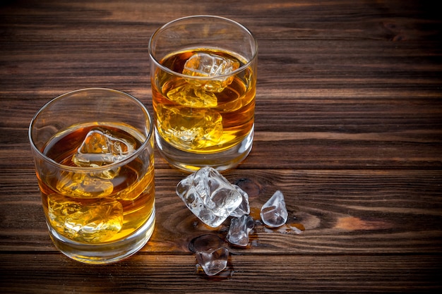 Due bicchieri con ghiaccio e whiskey
