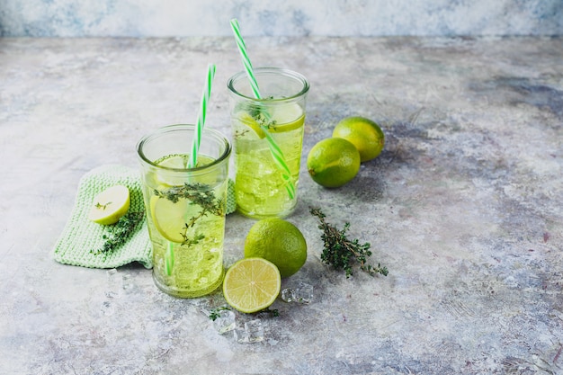 Due bicchieri con Lime Lemonade con timo e ghiaccio