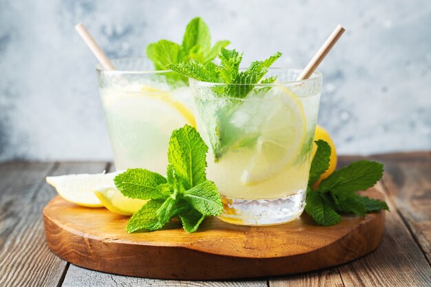 Due bicchieri con limonata o cocktail mojito al limone.