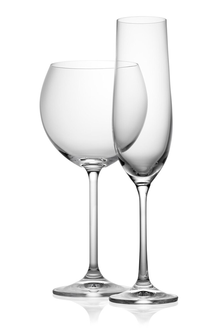 Foto due bicchieri da vino vuoti isolati su uno sfondo bianco