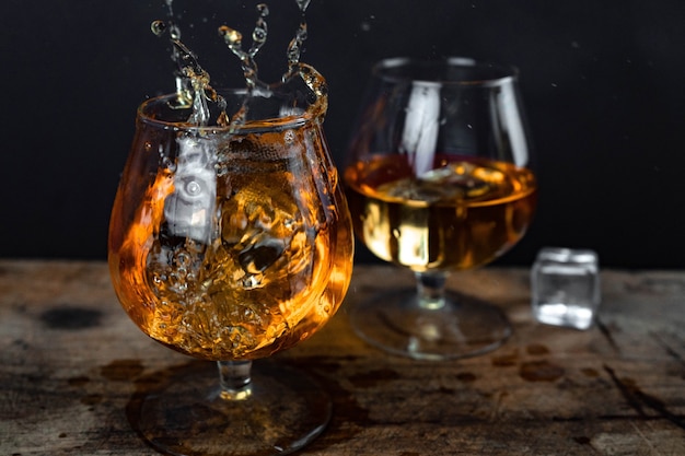 Due bicchieri da whisky o cognac con ghiaccio