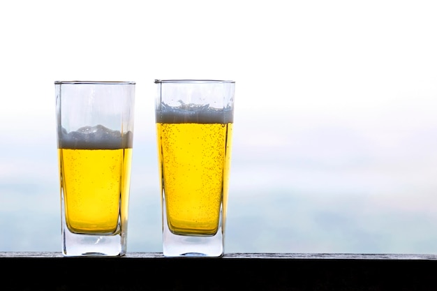 Due bicchieri di birra su uno sfondo sfocato