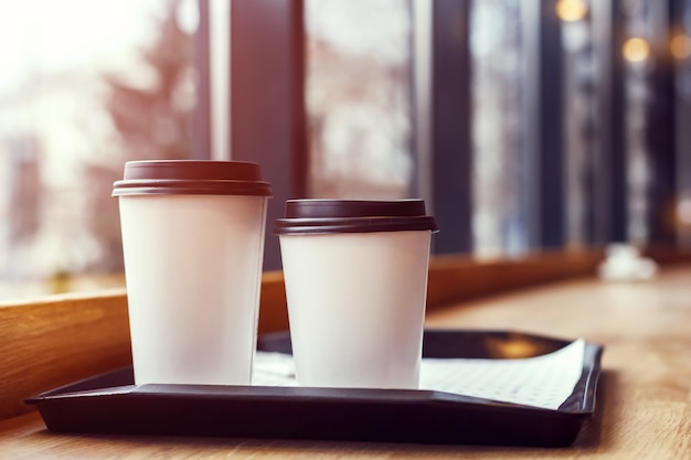 Due bicchieri di caffè su un vassoio in un caffè