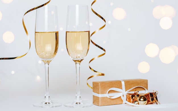Due bicchieri di champagne con decorazioni dorate