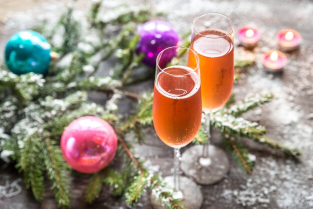 Due bicchieri di champagne con ramo di un albero di Natale