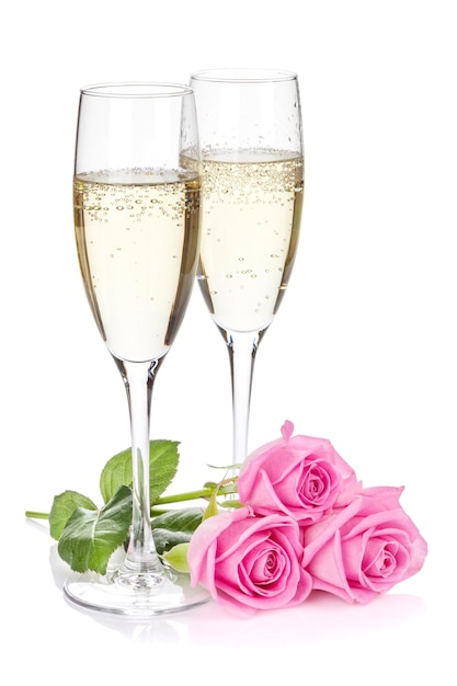 Due bicchieri di champagne e fiori di rosa rosa