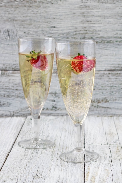 Due bicchieri di champagne e fragole