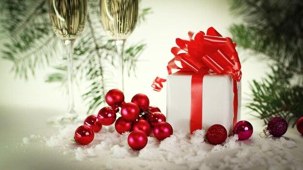 Due bicchieri di champagne e scatole con regali a Natale b