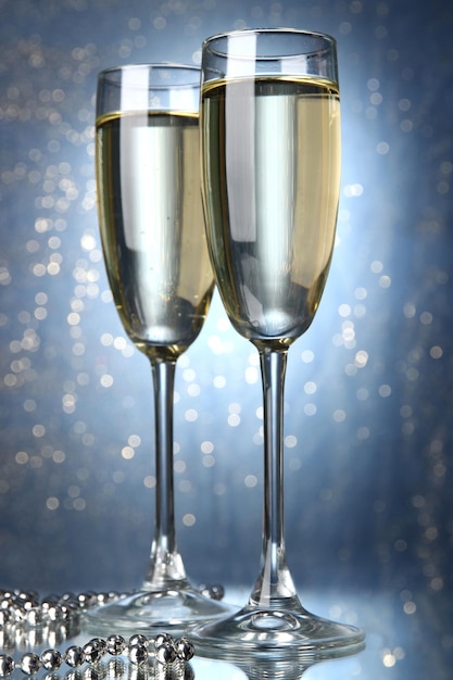 Due bicchieri di champagne su sfondo luminoso con luci