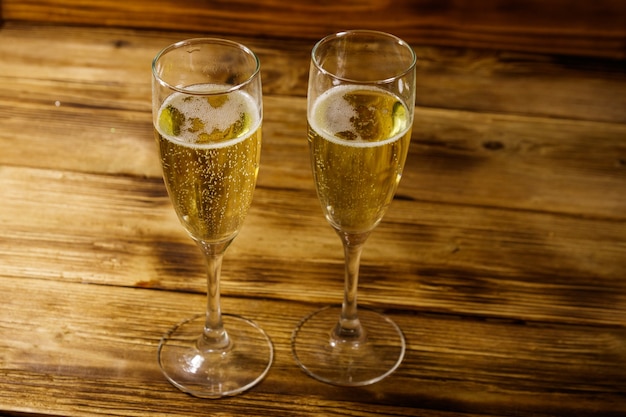 Due bicchieri di champagne sul tavolo di legno