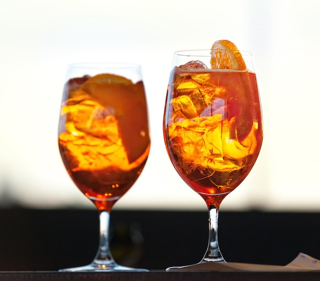 Due bicchieri di cocktail spritz