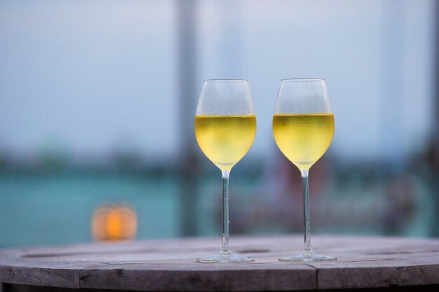 Due bicchieri di gustoso vino bianco al tramonto