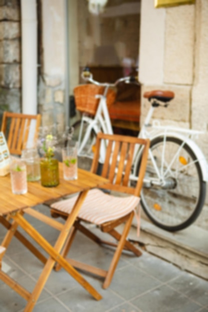 Due bicchieri di limonata su un tavolo su una terrazza estiva dietro la foto sfocata