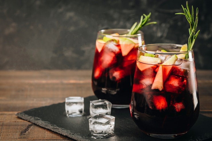 Foto due bicchieri di sangria con ghiaccio.