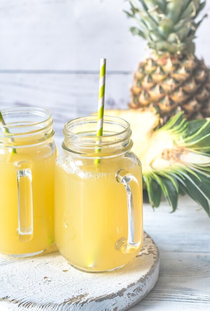 Due bicchieri di succo d'ananas